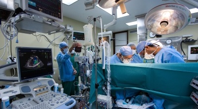 Ärzte im Operationssaal