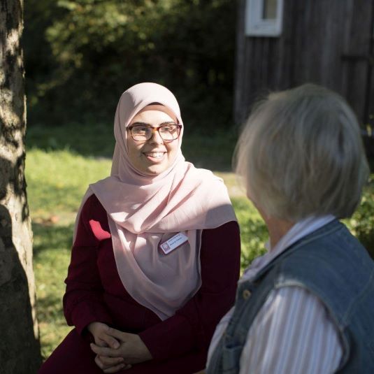 Muslimische Frau arbeitet für Caritas