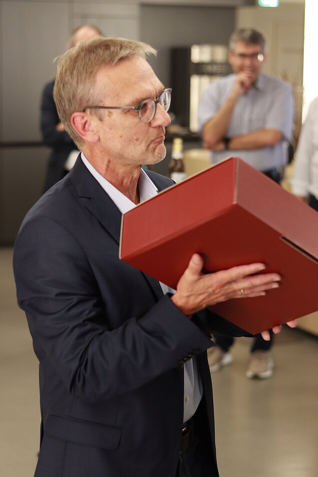 Norbert Altmann überreicht Geschenk