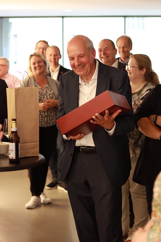 Heinz-Josef Kessmann erhält Geschenk